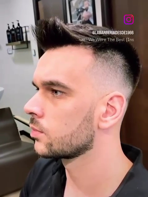 Perfil de un cliente después del corte: degradado alto muy apurado, tupé texturizado y barba recortada, con la marca de agua de Instagram de la barbería.